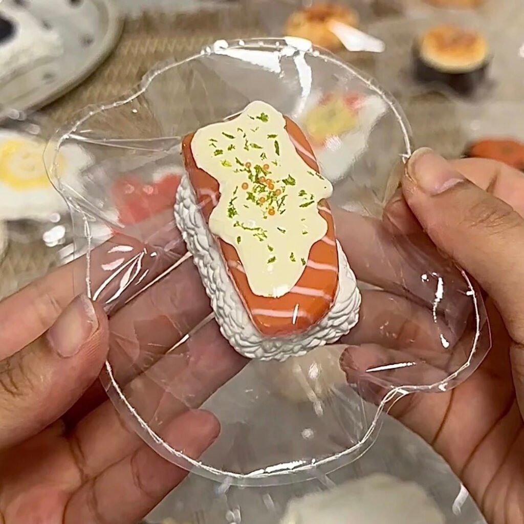 394020 Leezi & Stella Mayonnaise Salmon Sushi (Frozen Cheese Texture Series) / 栗子栗子星 美乃滋三文鱼寿司(冻奶酪触感系列)