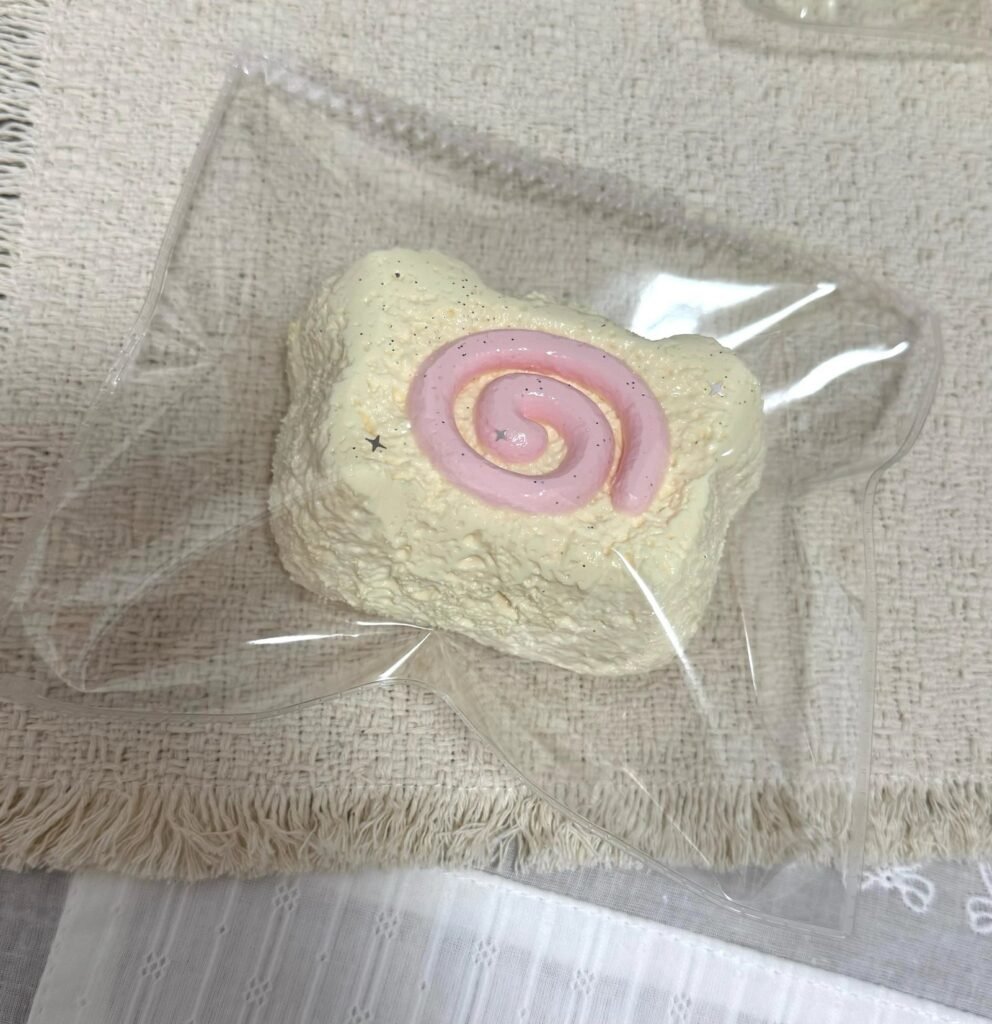 369005 Lili Komachi Strawberry Swirl Bear Toast / 栗栗小町 草莓卷卷小熊吐司