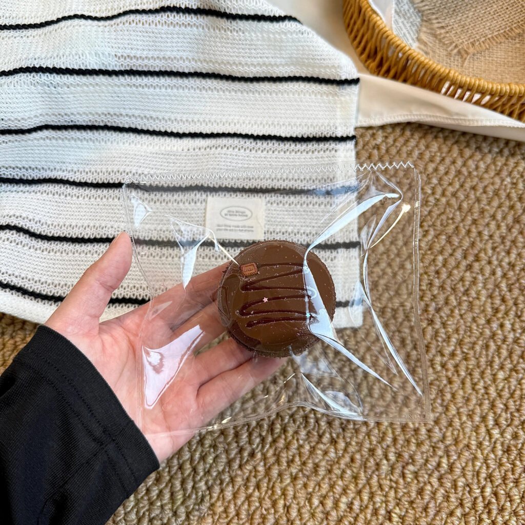 423004 Lucky Maruko Large Chocolate Macaron (Cream Cheese Clay Texture Series) / lucky小丸子 巧克力马卡龙(大)(乳酪泥触感系列)