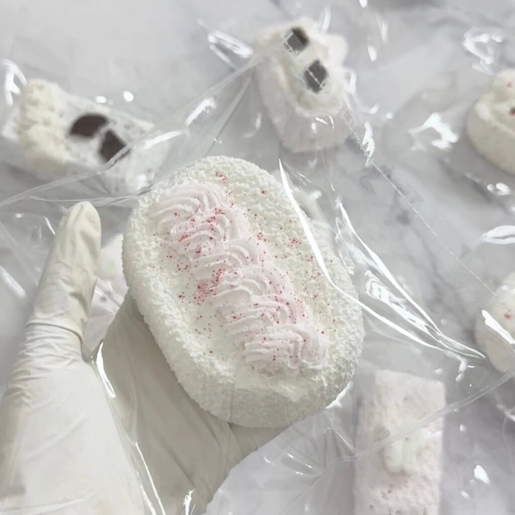 413005 Lop-Eared Bunny Large Red Velvet Rice Cracker / 垂耳兔兔 红丝绒大仙贝
