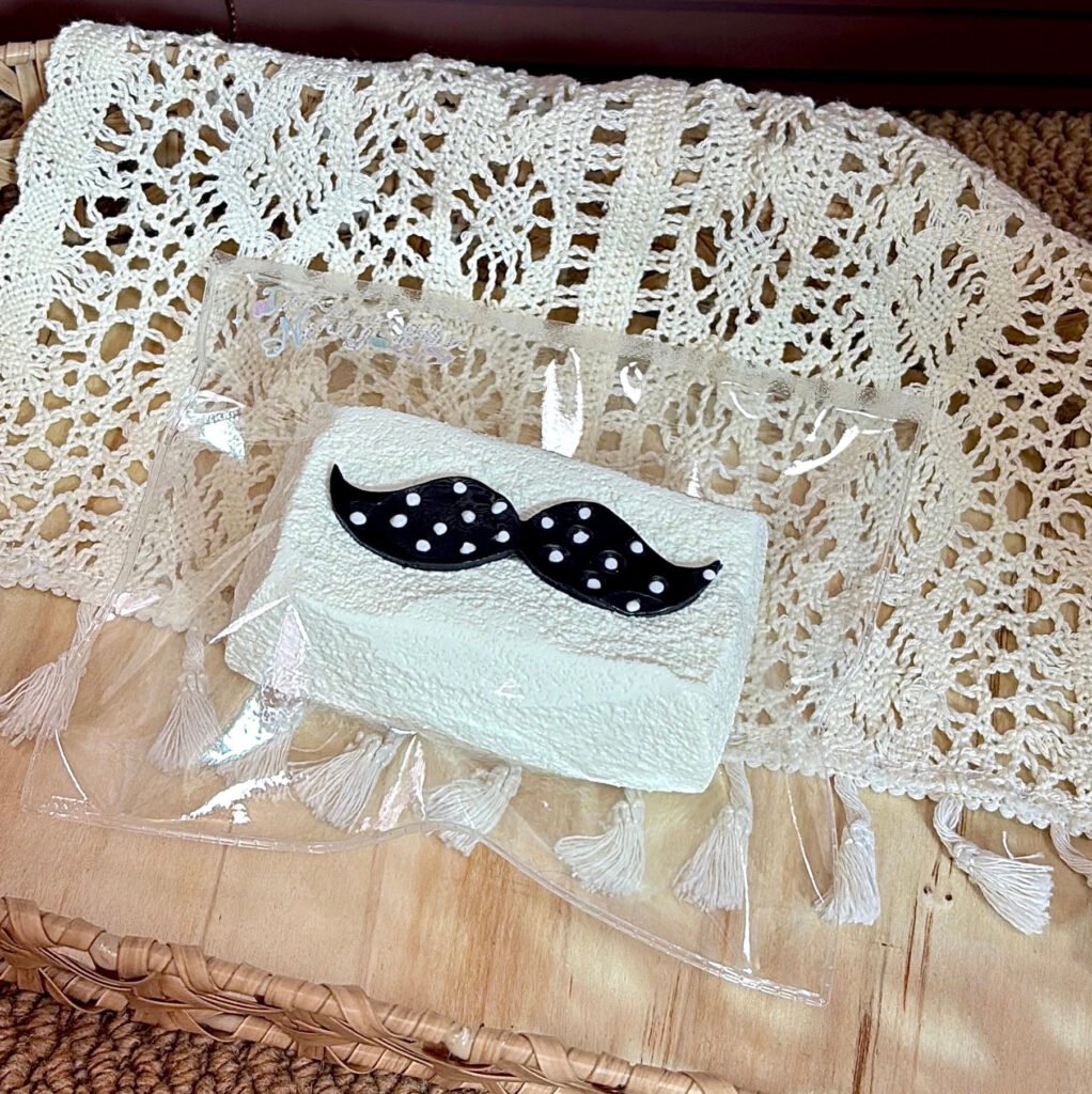 385000 Low Pixel Cream Mustache Fluffy Toast (Glutinous Cream Paste Clay Texture Series) / 低像素奶油 胡子绵吐司（糯奶膏泥触感系列）