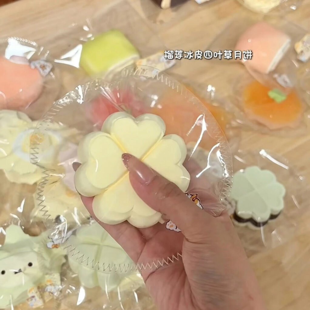 47056 Mango Durian Snow-Skin Four-Leaf Clover Mooncake (Dry Resistance Clay Texture Series) / 芒狗狗 榴莲冰皮四叶草月饼（干阻泥触感系列）