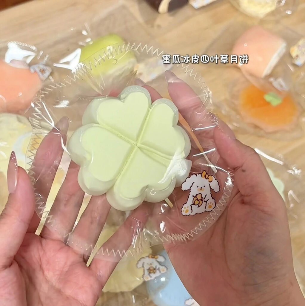 47057 Mango Melon Snow-Skin Four-Leaf Clover Mooncake (Dry Resistance Clay Texture Series) / 芒狗狗 蜜瓜冰皮四叶草月饼（干阻泥触感系列）