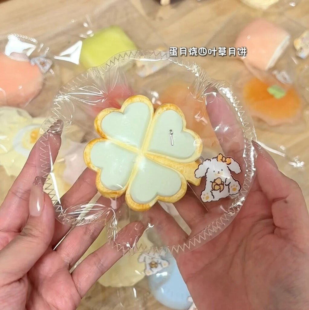 47058 Mango Egg Yolk Four-Leaf Clover Mooncake (Dry Resistance Clay Texture Series) / 芒狗狗 蛋月烧四叶草月饼（干阻泥触感系列）
