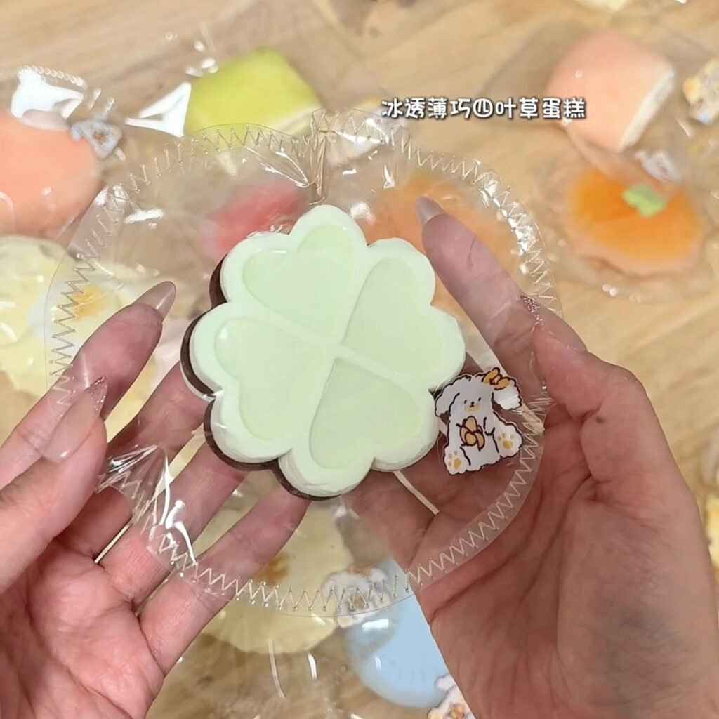 47059 Mango Translucent Thin Chocolate Four-Leaf Clover Cake (Dry Resistance Clay Texture Series) / 芒狗狗 冰透薄巧四叶草蛋糕（干阻泥触感系列）