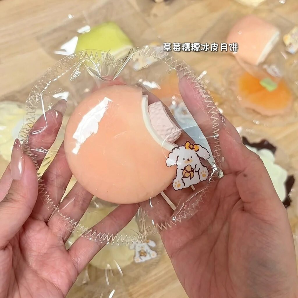 47060 Mango Strawberry Glutinous Snow-Skin Mooncake (Dry Resistance Clay Texture Series) / 芒狗狗 草莓糯糯冰皮月饼（干阻泥触感系列）