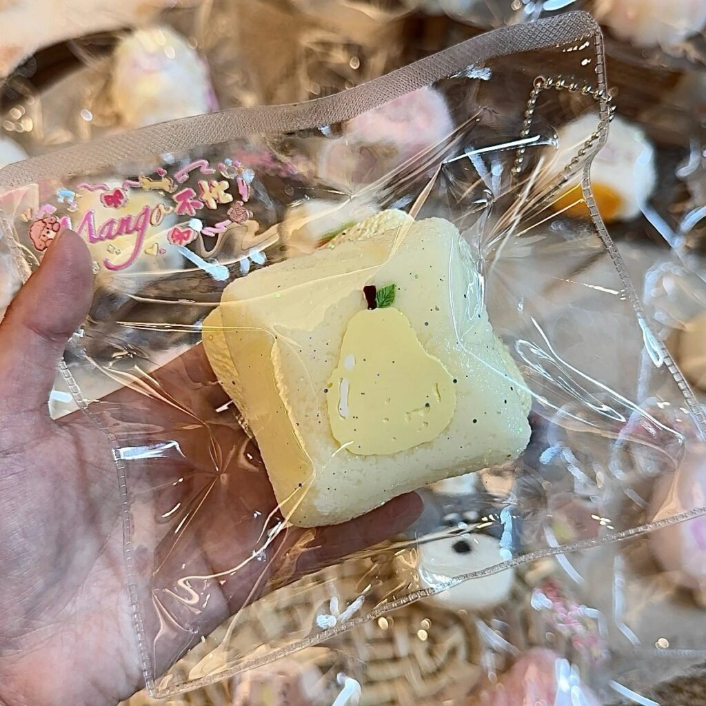 253022 Mango Bumang Pear Pillow (Cotton Cream Clay 2.0 Texture Series) / Mango不忙 鸭梨抱枕(绵奶油泥2.0触感系列)