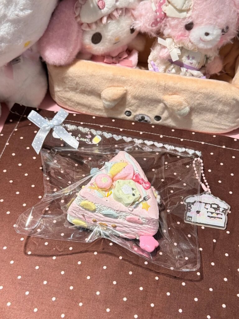 91025 Moli & Moli Marshmallow Triangle Cake - Flocked (Cream Paste Texture Series) / Moli&Moli捏捏 棉花糖三角蛋糕·裹绒（乳膏泥触感系列）