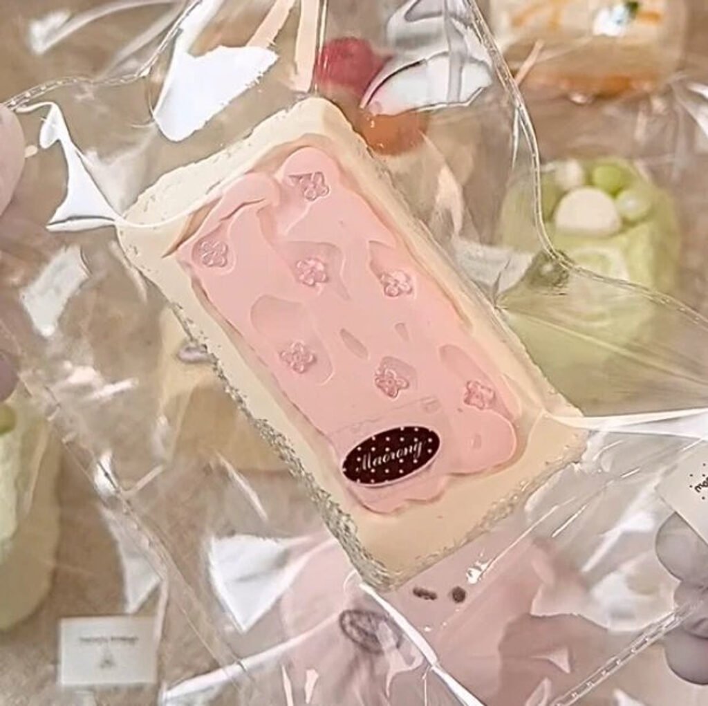 302008 MRCK Strawberry Frosted Long Toast (Wet Cheese Clay Texture Series) / 毛绒创可捏 草莓抹面长吐司(湿酪泥触感系列)