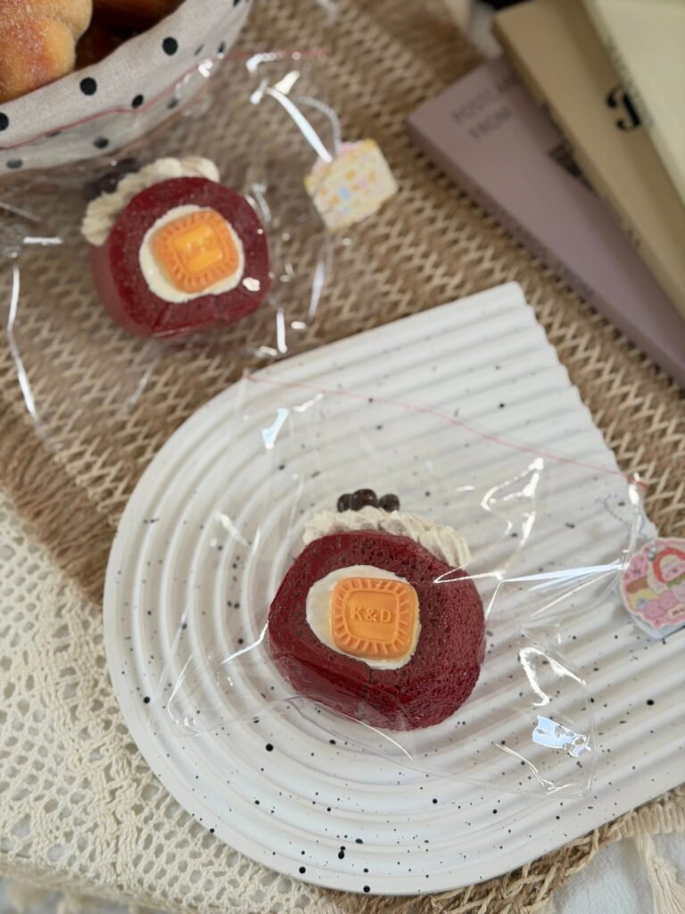 128141 Mumu Nienie Red Velvet Swiss Roll (Mochi Clay Texture Series) / 木木捏捏 红丝绒瑞士卷（麻薯泥触感系列）