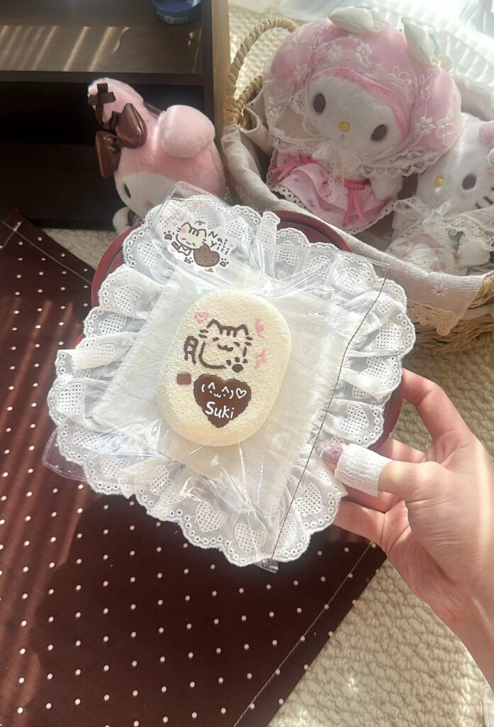 69011 Naiyiii Squishy Suki Kitten Senbei (Paper Clay Texture Series) / Naiyiii的捏 suki小猫仙贝（纸黏土泥触感系列）