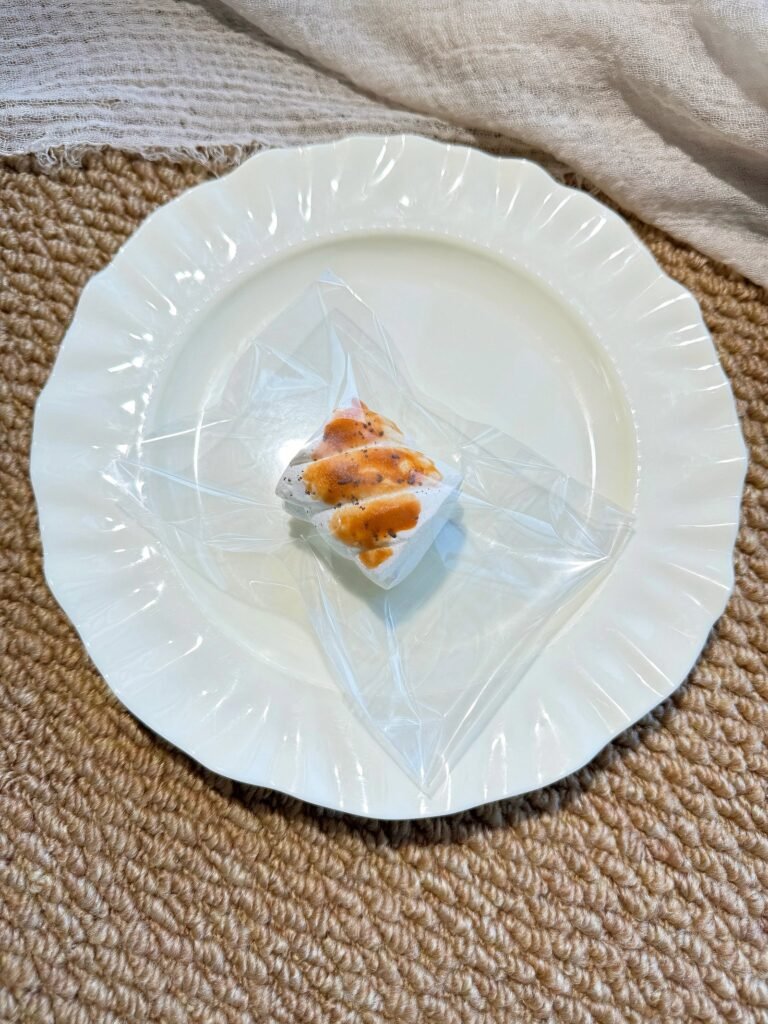 168034 Niannian Nienie Double-Layer Mini Toasted Marshmallow (Sticky Clay Texture Series) / 年年的捏捏 ダブルレイヤーミニ焼きマシュマロ（ねばねばクレイ触感シリーズ）