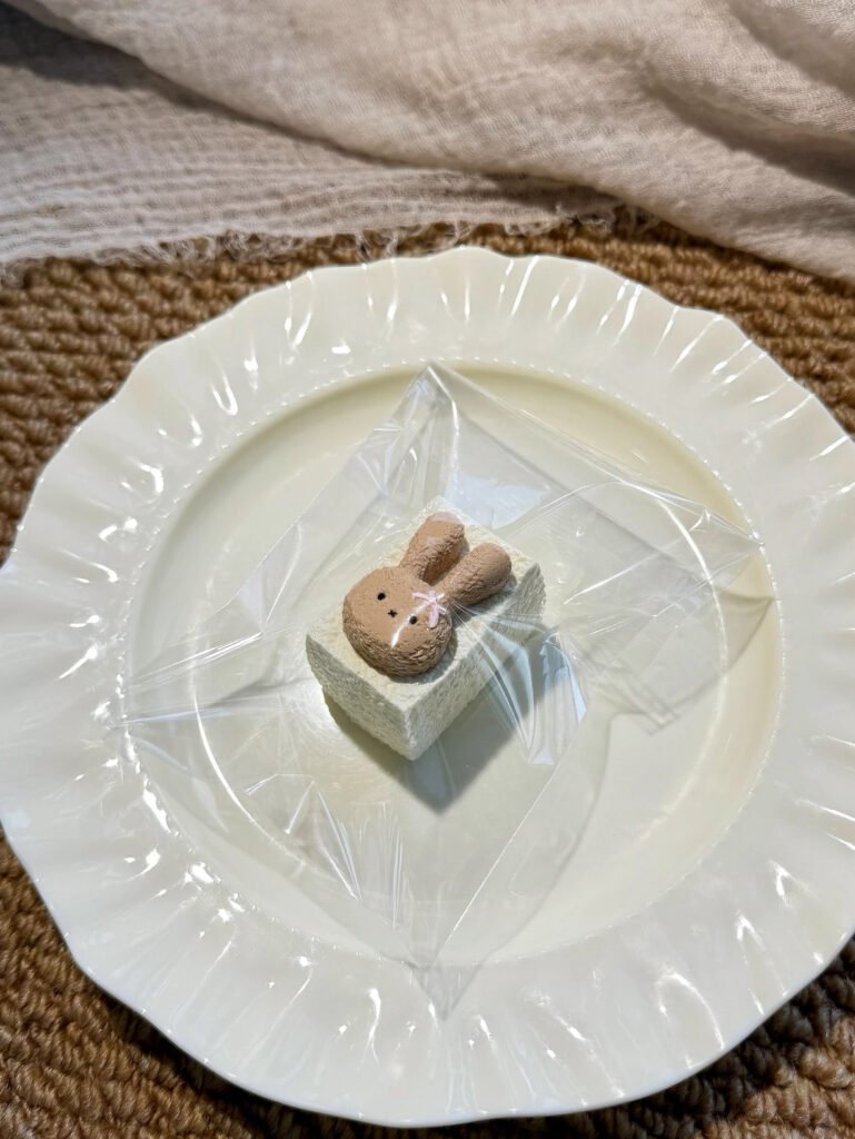 168038 Niannian Nienie Toast Bunny A (Sticky Clay Texture Series) / 年年的捏捏 トーストうさぎ A（ねばねばクレイ触感シリーズ）