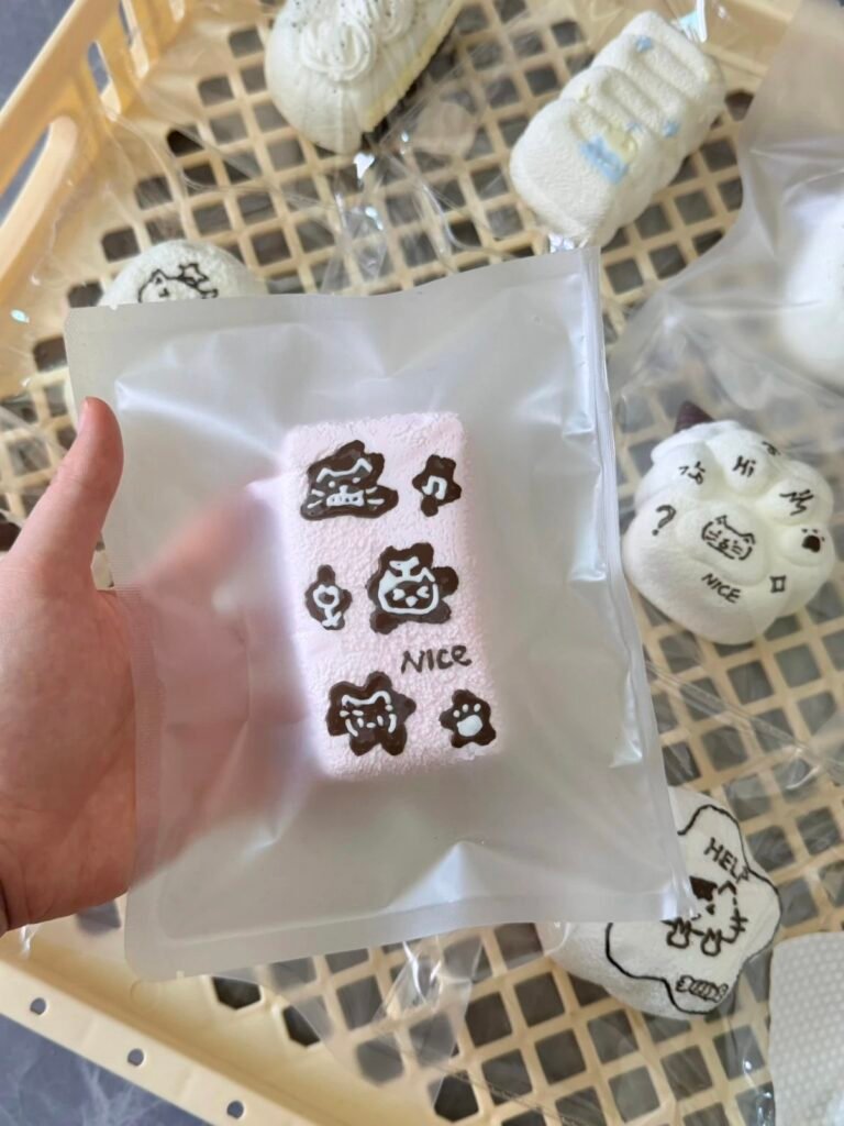 165008 Nice Mitu You Hand-Painted Cat Bumpy Toast (Sticky Clay Texture Series) / 奶思米兔鱿 手绘猫咪麻赖吐司（黏糊泥触感系列）