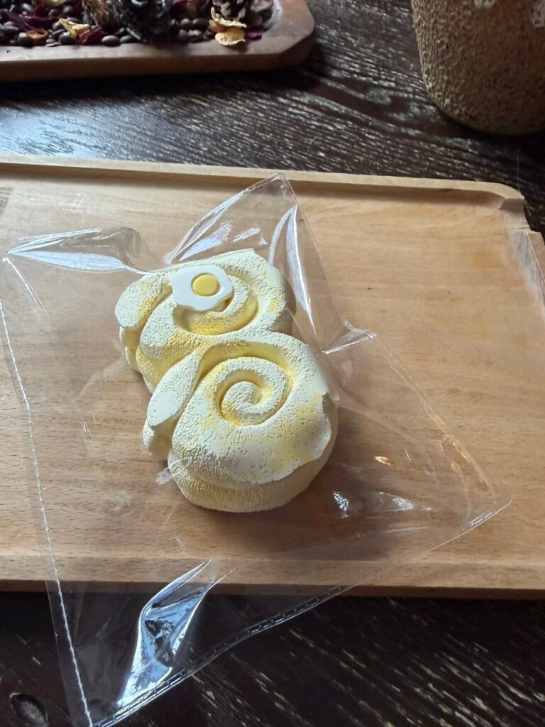 160030 Nohara Nienie Egg Waffle Double Fuzzy Roll (Dry Milk Cake Clay Texture Series) / 野原捏一捏 蛋仔二连毛毛卷（干奶糕触感系列）