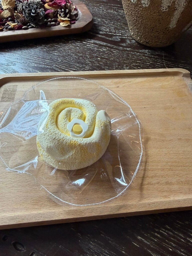 160031 Nohara Nienie Egg Waffle Fuzzy Roll (Dry Milk Cake Clay Texture Series) / 野原捏一捏 蛋仔毛毛卷（干奶糕触感系列）