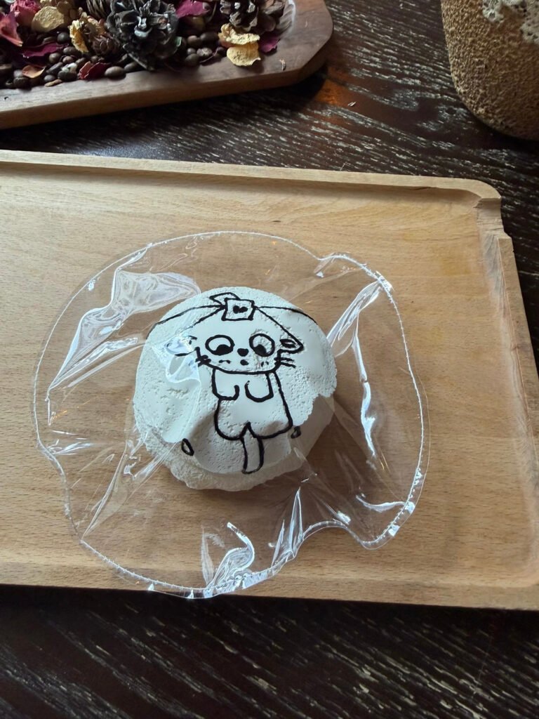 160037 Nohara Nienie Milky Hand-Painted Mini Round (Baked Cheese Clay Texture Series) / 野原捏一捏 奶白手绘小圆（烤奶酪烤箱版触感系列）