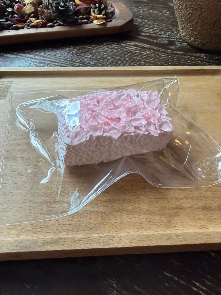 160050 Nohara Nienie Pink-Base Crushed Ice Mini Rice Ball (Cream Cheese Clay Texture Series) / 野原捏一捏 粉胚碎碎冰小饭团（干酪泥触感系列）