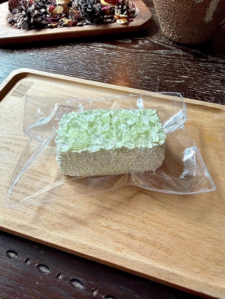 160053 Nohara Nienie Green-Base Crushed Ice Long Rice Ball (Cream Cheese Clay Texture Series) / 野原捏一捏 绿胚碎碎冰长饭团（干酪泥触感系列）