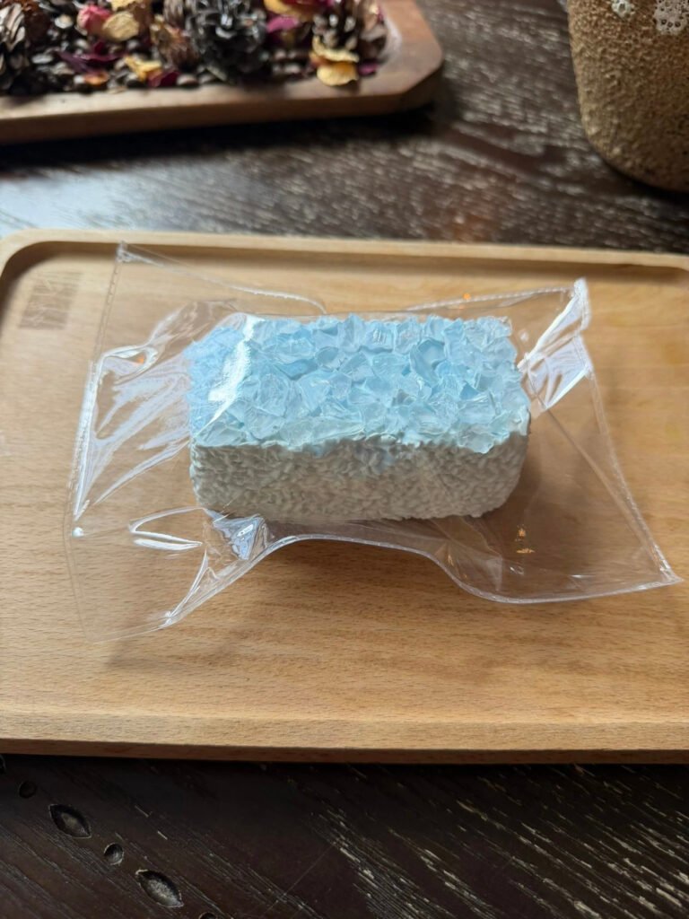 160054 Nohara Nienie Blue-Base Crushed Ice Long Rice Ball (Cream Cheese Clay Texture Series) / 野原捏一捏 蓝胚碎碎冰长饭团（干酪泥触感系列）