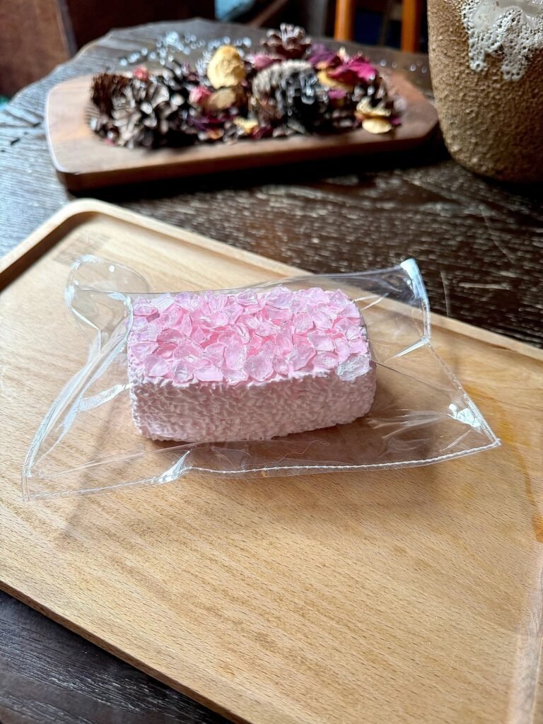 160055 Nohara Nienie Pink-Base Crushed Ice Long Rice Ball (Cream Cheese Clay Texture Series) / 野原捏一捏 粉胚碎碎冰长饭团（干酪泥触感系列）