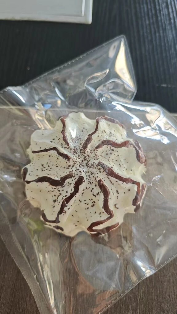 367006 Paopao Fish Shop Chocolate Drizzle Cream Cap / 泡泡鱼 shop 巧克力淋酱奶盖