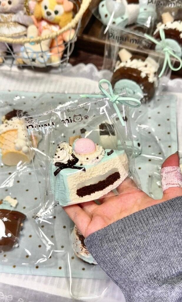311000 PuPu Miao Studio Thin Chocolate Strawberry Sandwich Cake (Thin Chocolate Texture Series) / PuPu喵studio 薄巧夹心草莓蛋糕（薄巧触感系列）