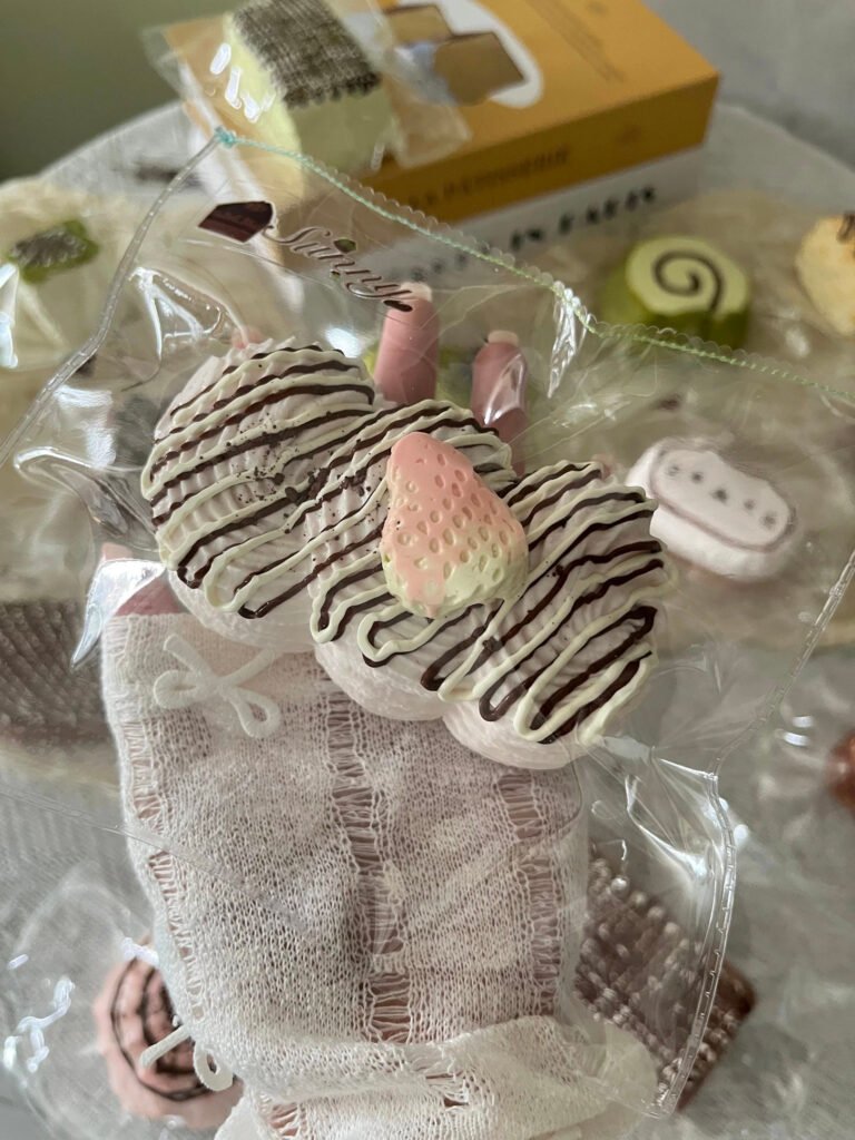 358016 Qingtian Nienie Strawberry Triple Cream (Dry Cream Texture Series) / 晴天捏捏 草莓三颗奶油（干奶油触感系列）