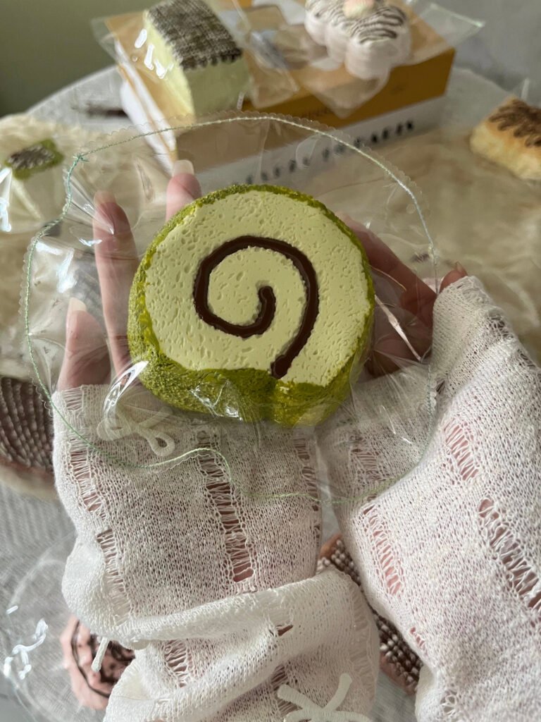 358024 Qingtian Nienie Matcha Swiss Roll (Dry Cream Texture Series) / 晴天捏捏 抹茶瑞士卷（干奶油触感系列）