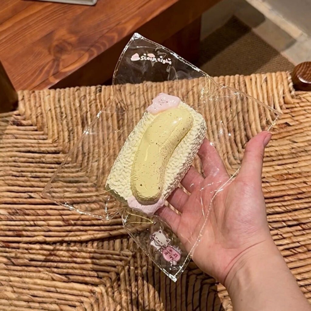 95067 Well Rested Again Squishy Banana Strawberry Jam Rice Ball (Cheese Texture Series) / 又睡饱了捏捏 バナナいちごジャムおにぎり (チーズ触感シリーズ)