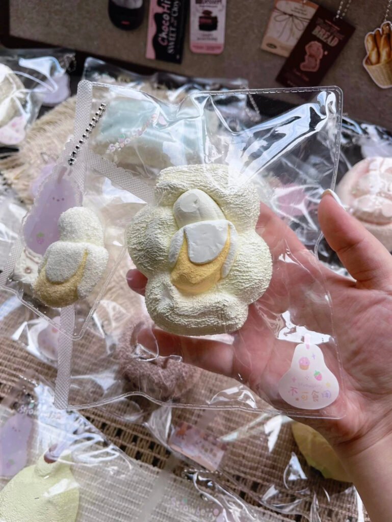 343000 Strawberry Peeled Banana Cream (Yogurt Clay Texture Series) / 士多啤梨 皮むきバナナクリーム (ヨーグルトクレイ触感シリーズ)