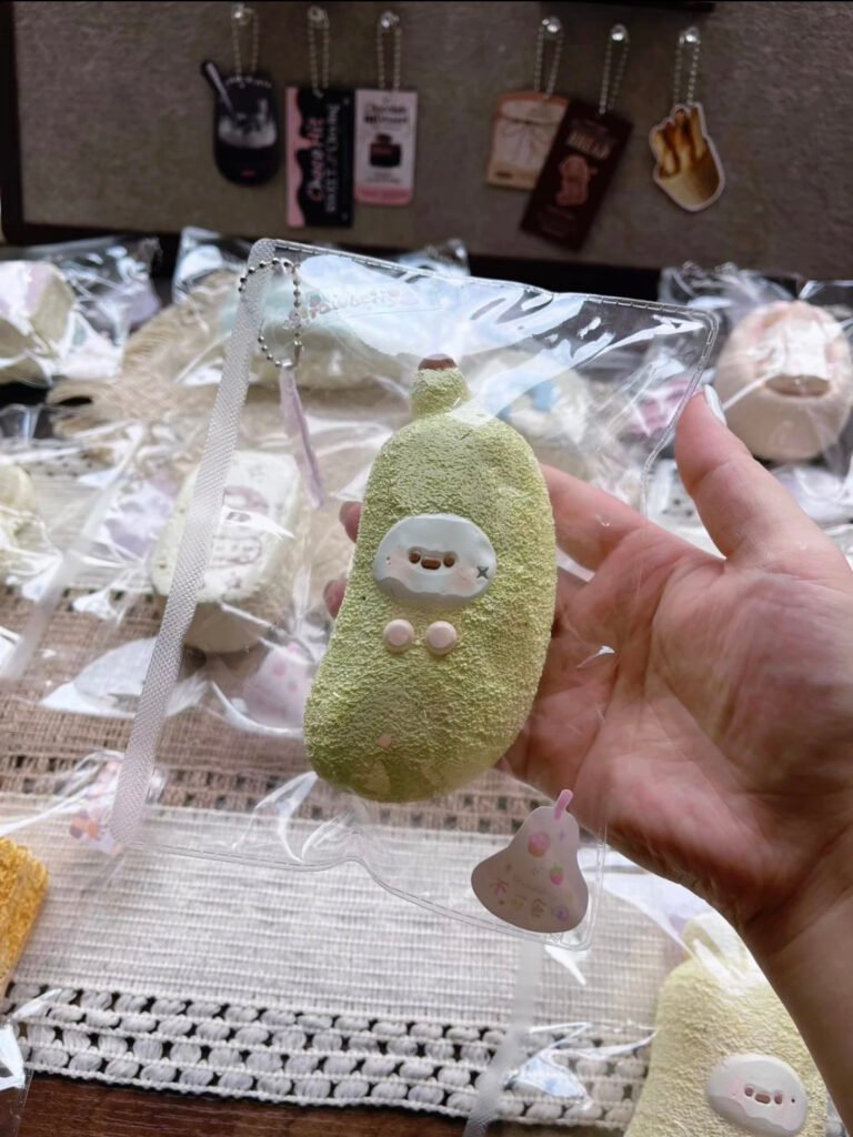 343001 Strawberry Little Green Banana (Yogurt Clay Texture Series) / 士多啤梨 小さなグリーンバナナ (ヨーグルトクレイ触感シリーズ)