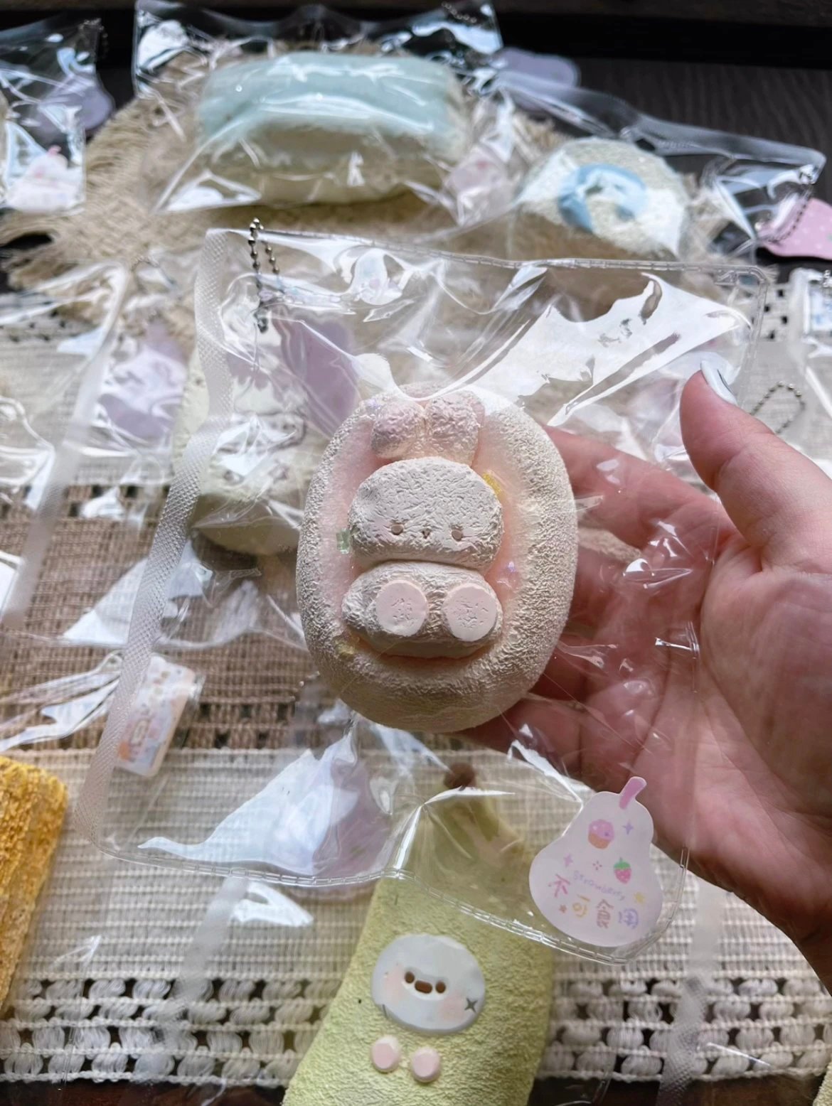 343008 Strawberry Bunny Velvet Senbei (Cheese Clay Texture Series) / 士多啤梨 うさぎベルベットせんべい (チーズクレイ触感シリーズ)