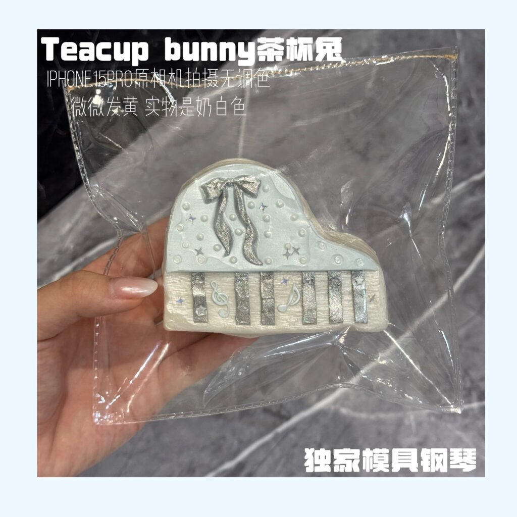 364001 Teacup Bunny Exclusive Triangle Piano (Dry Cream Clay Texture Series) / 茶杯兔 独家三角钢琴(干奶油触感系列)
