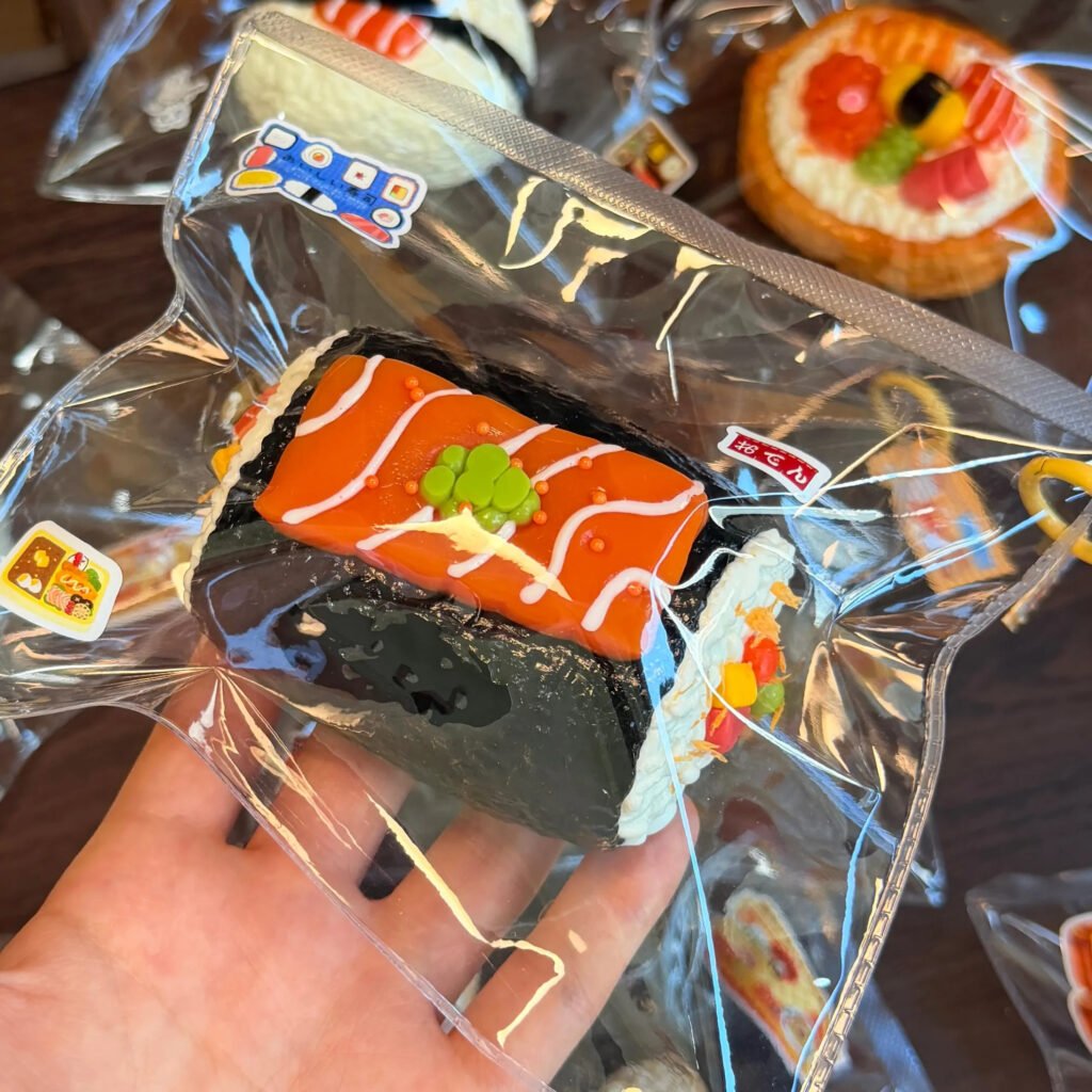 141082 Toovo Cute Salmon Sushi Roll (Yogurt Clay Texture Series) / Toovo cute 捏捏 サーモン巻き寿司 (ヨーグルトクレイ触感シリーズ)