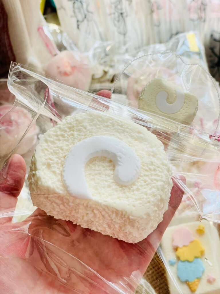 390006 Unicorn Lianjiang Coconut Swiss Roll (Glutinous Cream Texture Series) / 独角兽恋酱史莱姆捏捏 生椰瑞士卷（糯奶油触感系列）