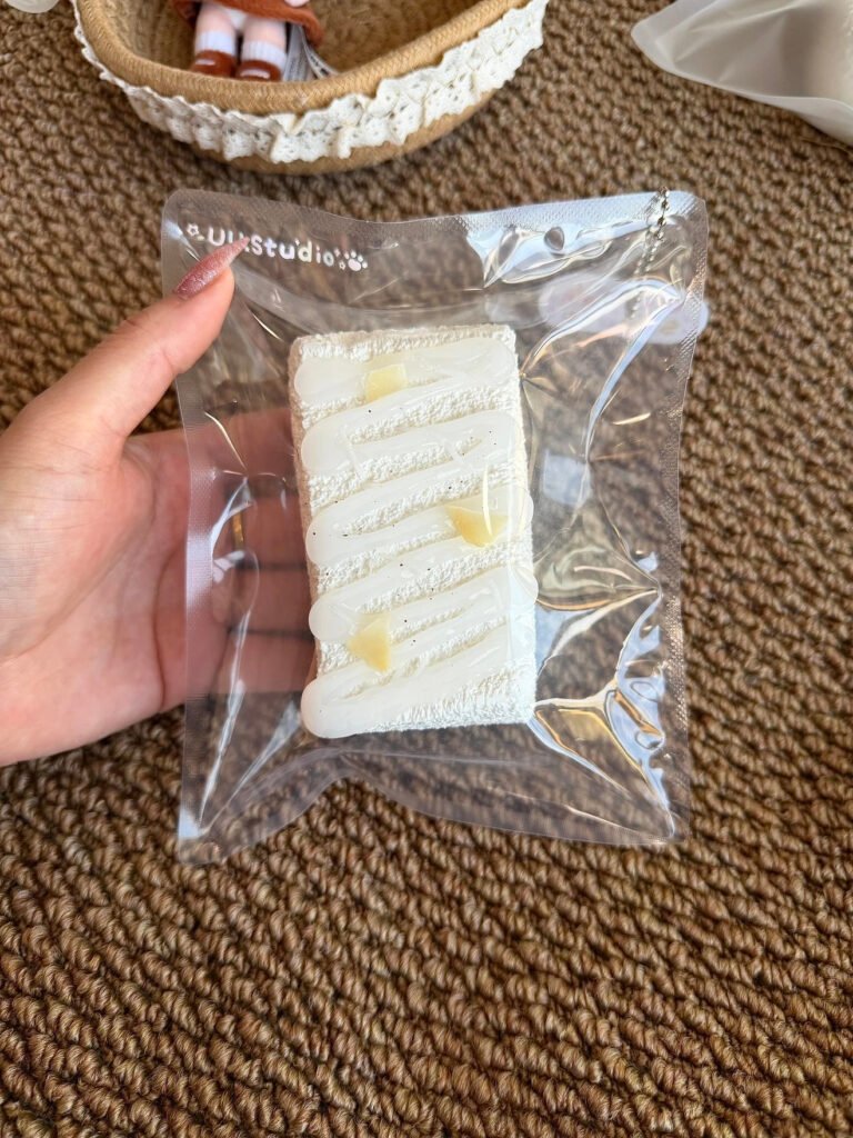409002 Uu Squishy Coconut Long Toast (Glutinous Rice Clay Texture Series) / uu的捏 椰子长吐司（糯米泥触感系列）