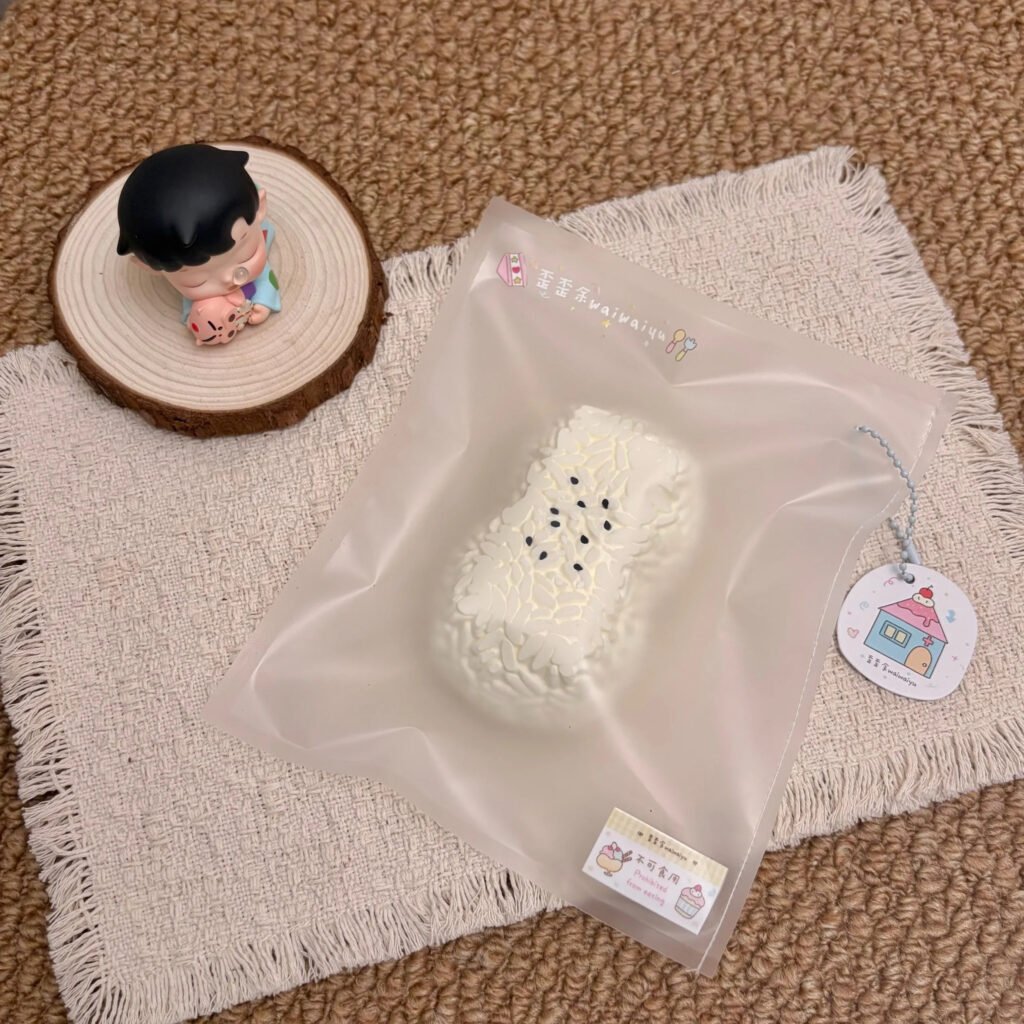 338003 Waiwaiyu Sesame Double Rice Ball (Glutinous Rice Clay Texture Series) / 歪歪余 ごまダブルおにぎり (もち米クレイ触感シリーズ)