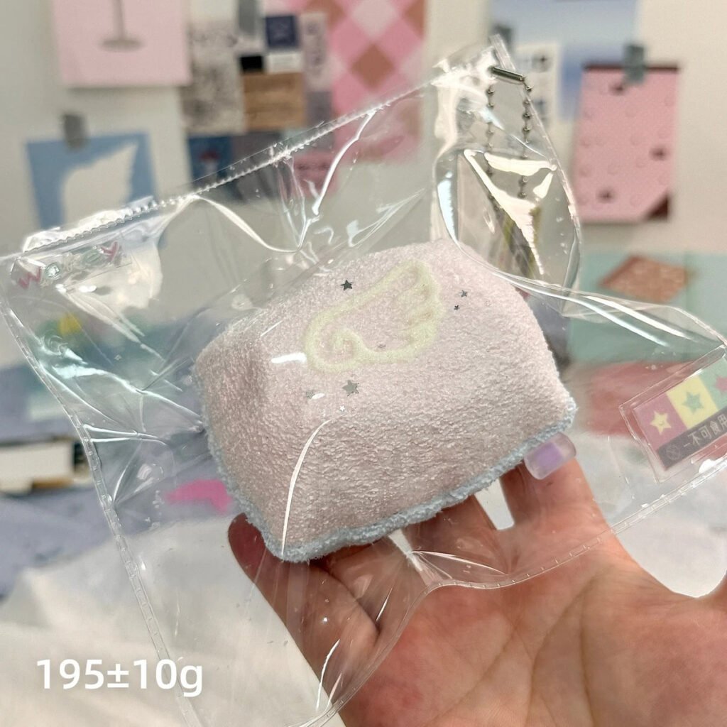 342011 Wakey Vintage Wing Pillow - Flocked (Dry Glutinous Clay Texture Series) / 醒醒 レトロ羽根まくら・フロック加工あり (ドライもちクレイ触感シリーズ)