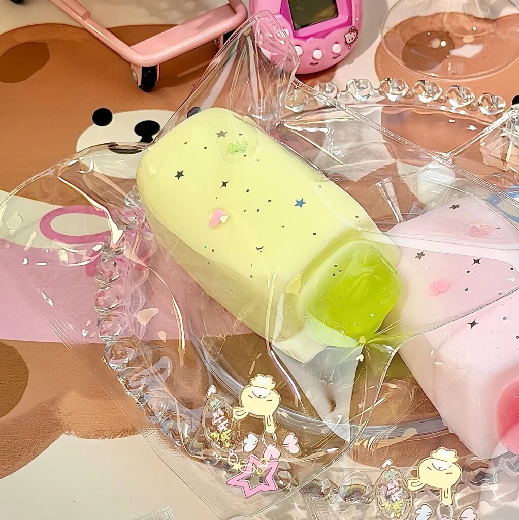 248010 W Qiqi Guaiguai Apple Squeeze Toy (Rich Cream Texture Series) / w奇奇怪怪 苹果挤挤乐 (醇厚奶油触感系列)