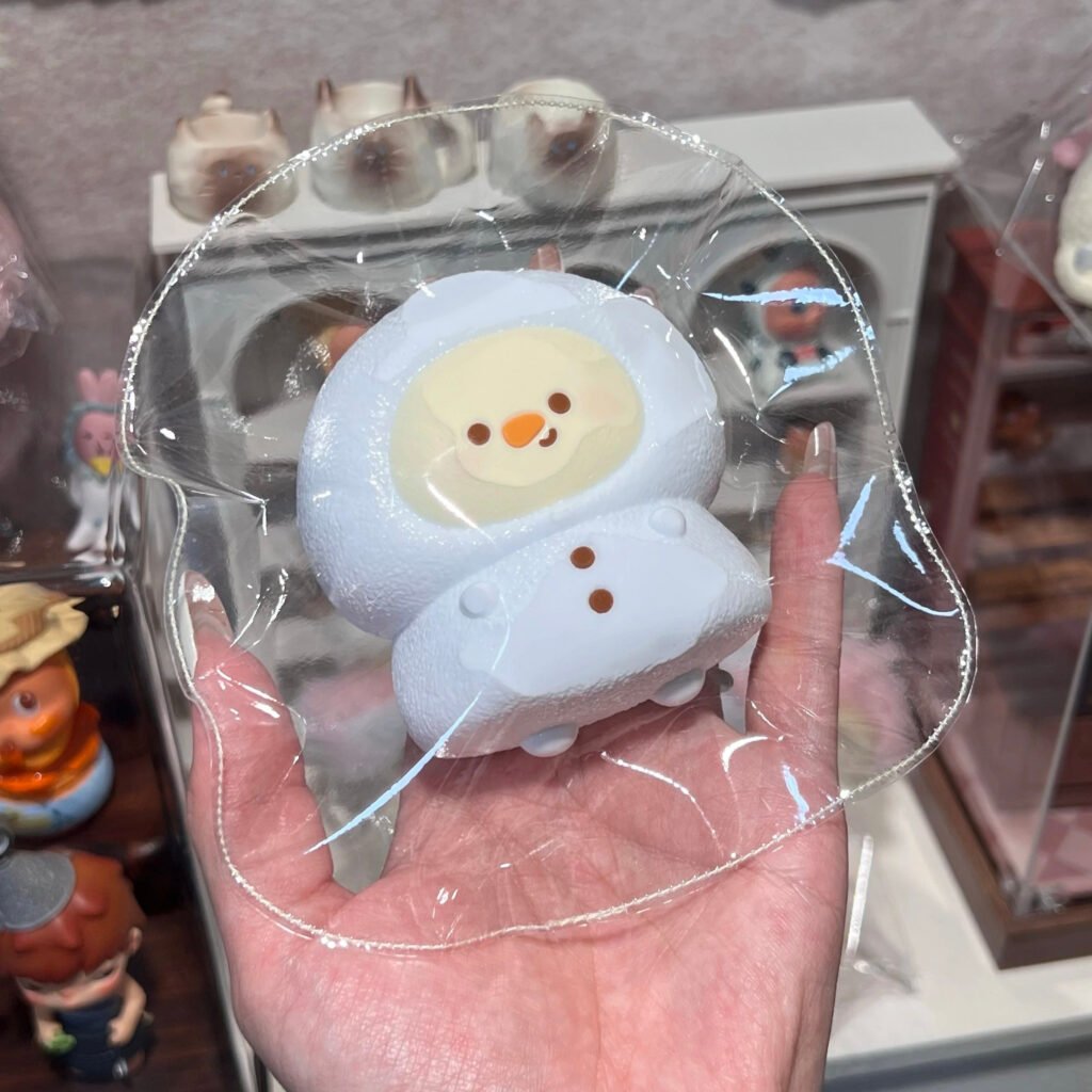 125038 Xiu Maomi Nienie Raincoat Snowman (Glutinous Cream Texture Series) / 修猫咪捏捏 雨衣雪人(糯奶油触感系列)
