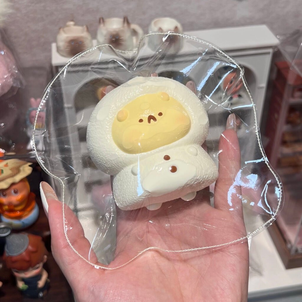 125039 Xiu Maomi Nienie Raincoat Mouse (Glutinous Cream Texture Series) / 修猫咪捏捏 雨衣鼠鼠（糯奶油触感系列）