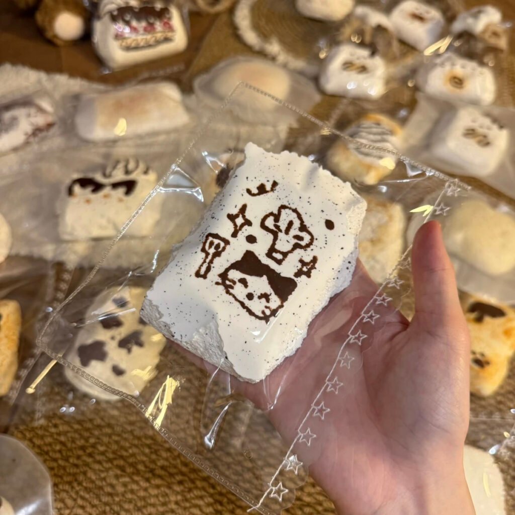 362001 Xiao Ling Shui Xiang Xiang Kitten Chef (Super Soft Cream Clay Texture Series) / 小灵睡香香 猫咪厨师（超软奶油泥触感系列）