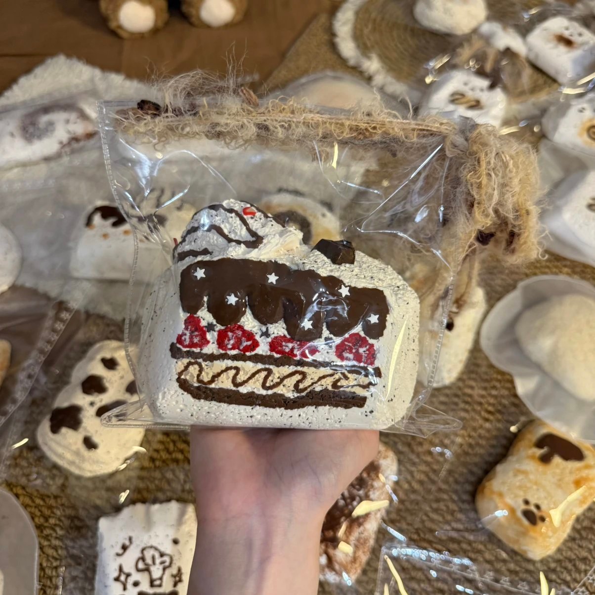 362018 Xiao Ling Shui Xiang Xiang Chocolate Strawberry Cake (Ultra-Soft Mud Texture Series) / 小灵睡香香 巧克力草莓蛋糕(烂泥触感系列)