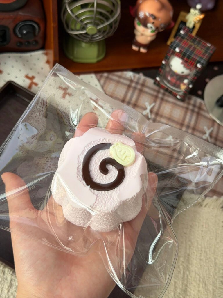 52045 Xiao Lin Jiang Strawberry Fish Biscuit (Whipped Cream Texture Series) / 小琳酱捏捏 草莓鱼饼（绵奶油触感系列）