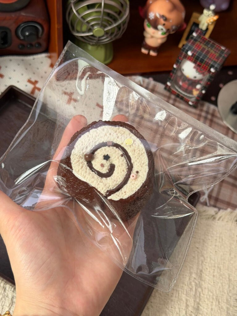 52046 Xiao Lin Jiang Chocolate Swiss Roll (Whipped Cream Texture Series) / 小琳酱捏捏 巧克力瑞士卷（绵奶油触感系列）