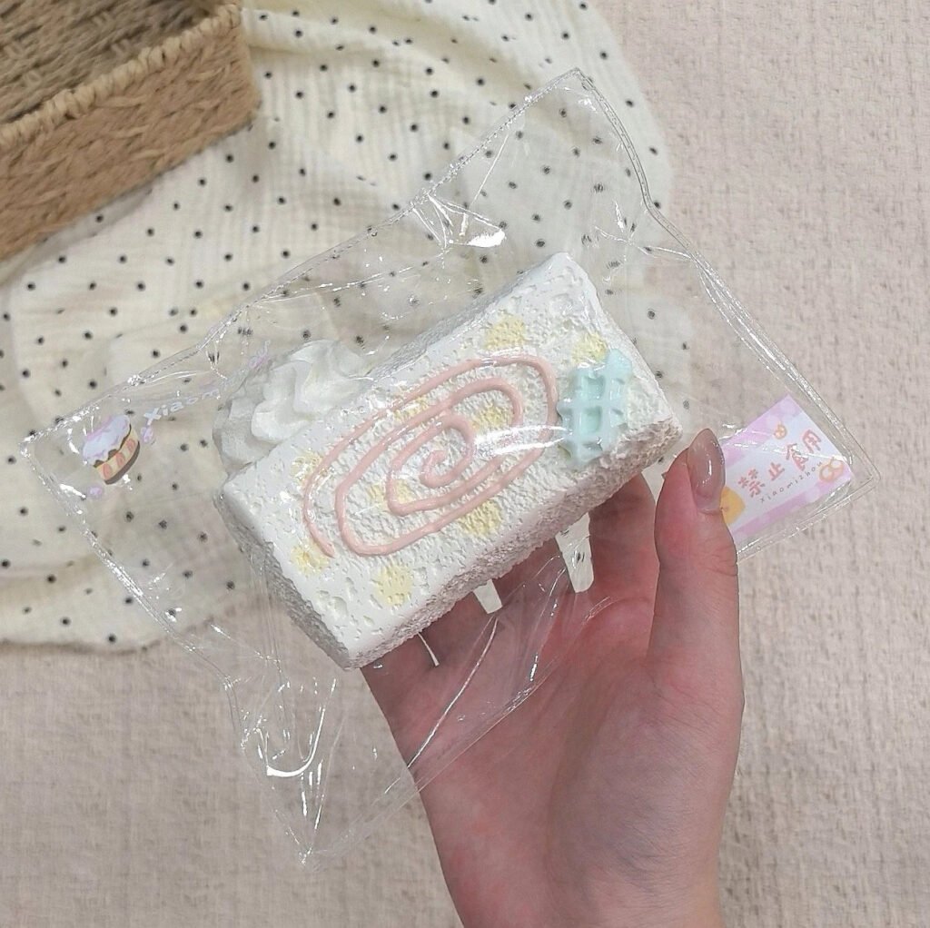 213031 Xiao Mi Zhou Studio Cream Polka Dot Long Toast (Glutinous Cheese Clay Texture Series) / 小米粥studio 奶油波点长吐司（糯奶酪触感系列）