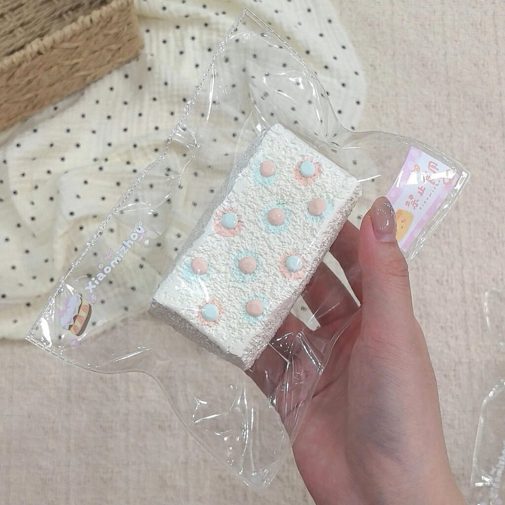 213040 Xiao Mi Zhou Studio Two-Tone Polka Dot Soft Toast (Glutinous Cream Clay Texture Series) / 小米粥studio 双色波点绵绵吐司（糯奶油触感系列）