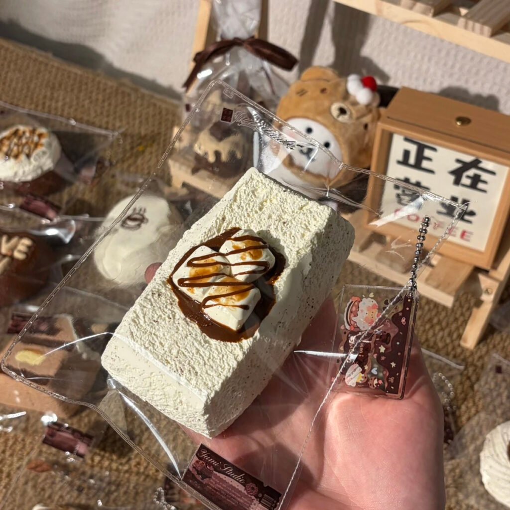 186020 Yumi Nian Nian Charcoal Marshmallow Long Toast (Light Cream Texture Series) / Yumi捏捏 炭烧棉花糖长吐司（轻奶油触感系列）