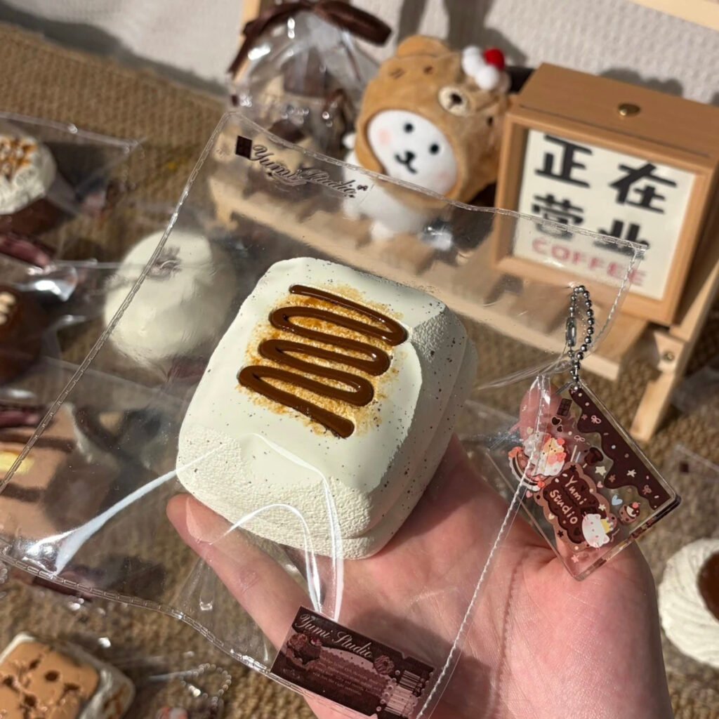 186025 Yumi Nian Nian Charcoal Double-Layer Marshmallow (Clay Texture Series) / Yumi捏捏 炭烧双层棉花糖（黏土泥触感系列）